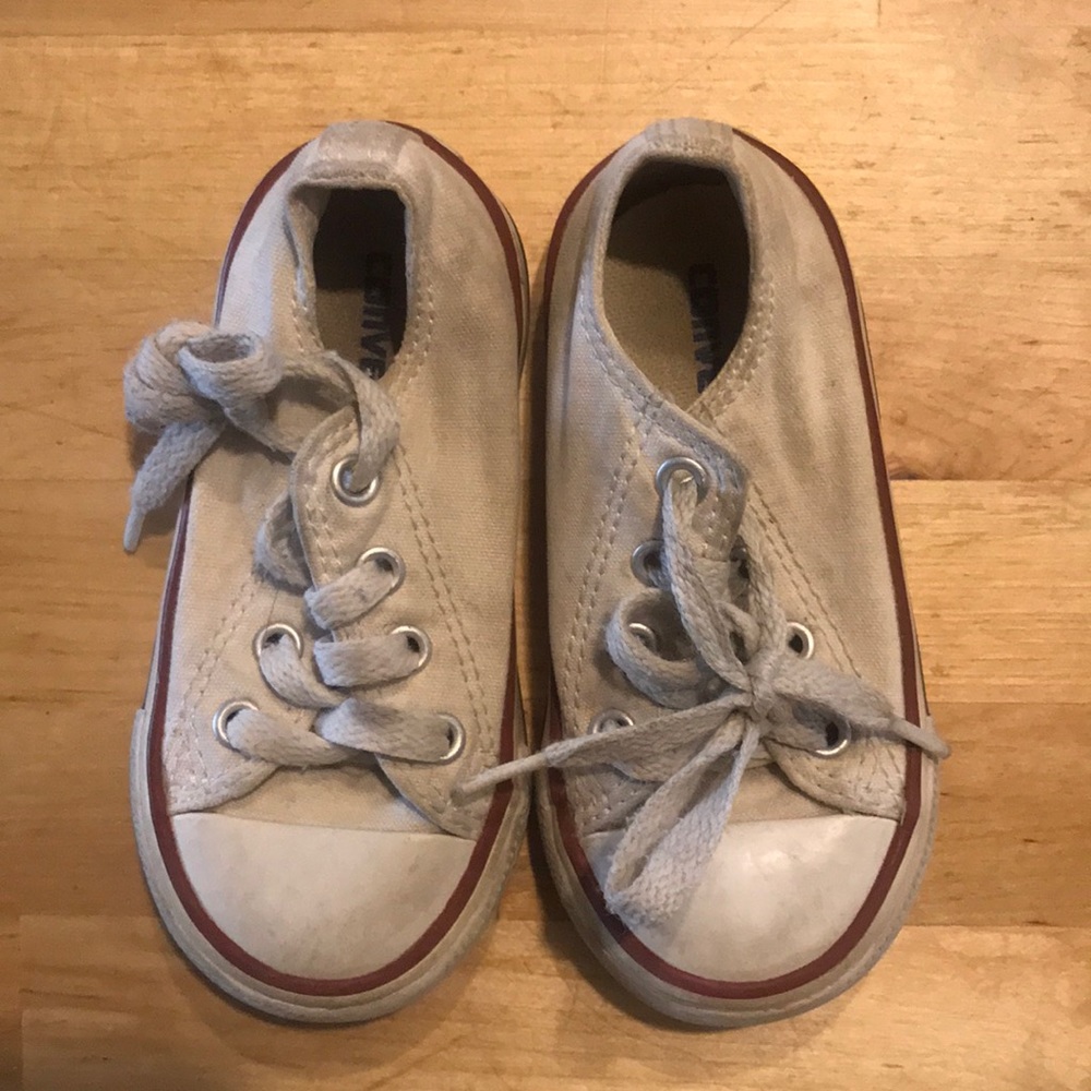 White baby converse